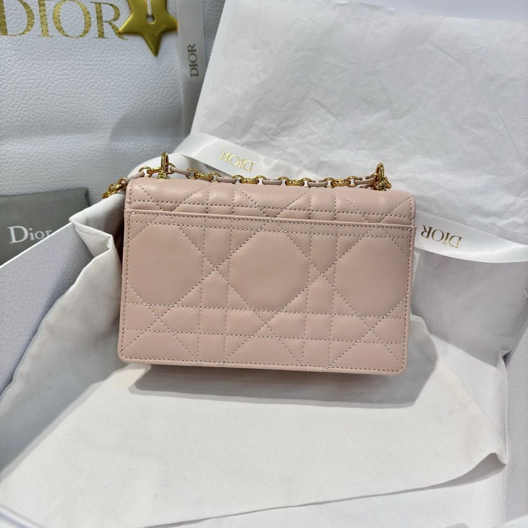 Dior Chain shoulder bag size: 18*12*5.5 cm Model: 5169